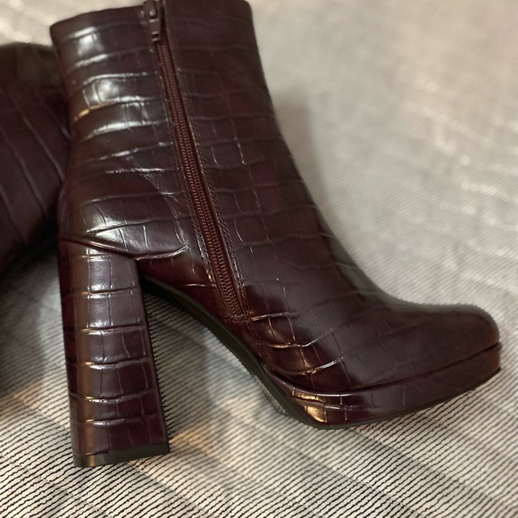 Like New Rachel Zoe Maya Platform Bootie Crocodile Embossed In Deep Mahogany - Picture 3 of 7